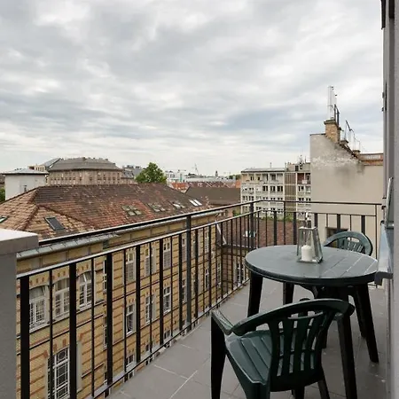 Downtown Residences Leo - Ac, Elevator, Terrace 아파트